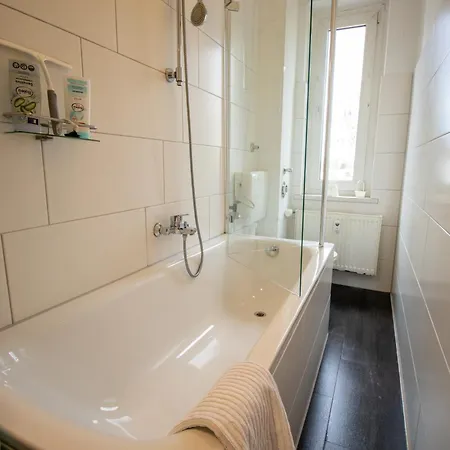 Fuer 5 Gaeste Grosse Kueche Messe- Und Citynah Appartement *